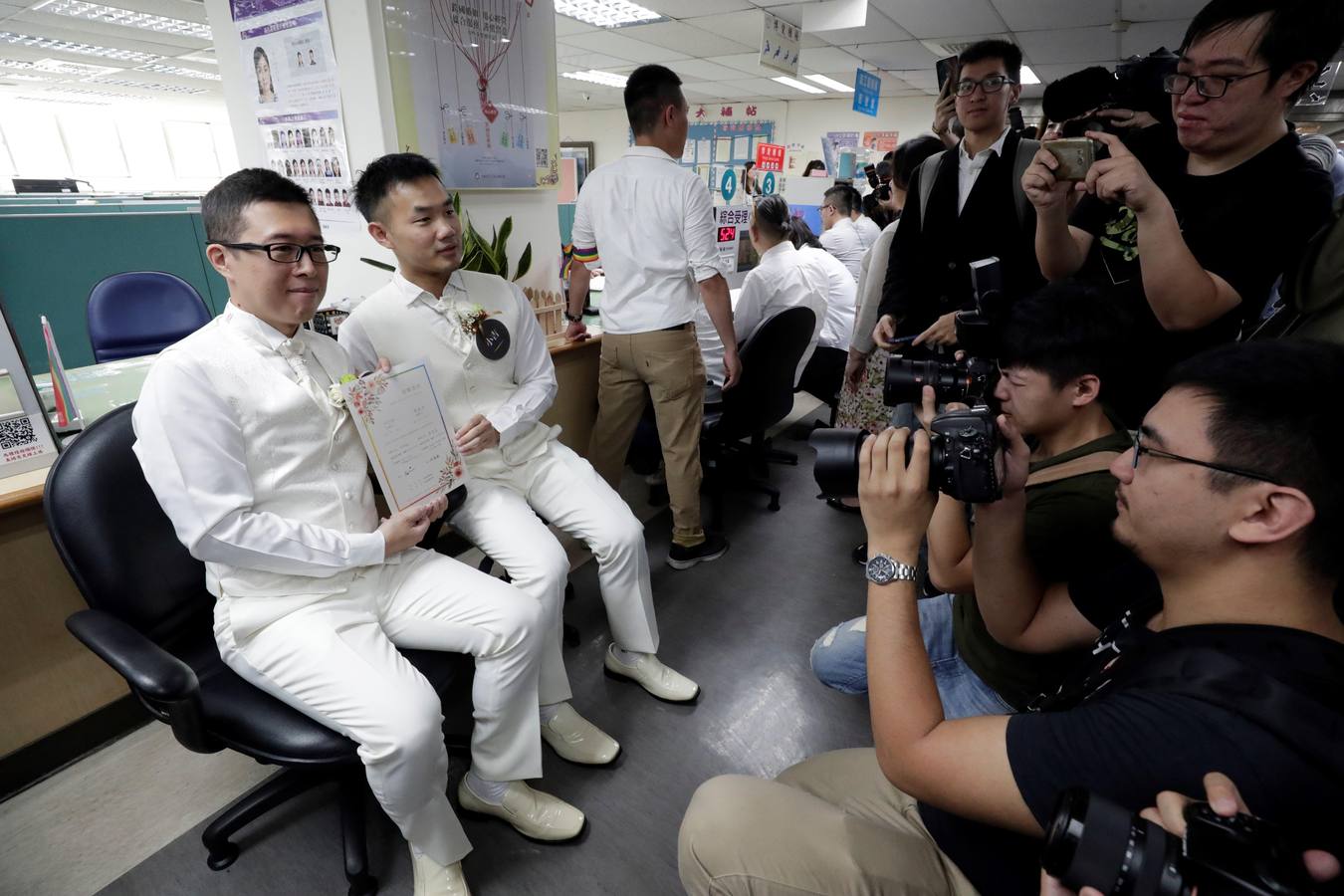 Cientos de parejas se casan durante el primer día del registro civil para matrimonios del mismo sexo en Taipei (Taiwán). Taiwán se convirtió en el primer país asiático en legalizar el matrimonio entre personas del mismo sexo. 