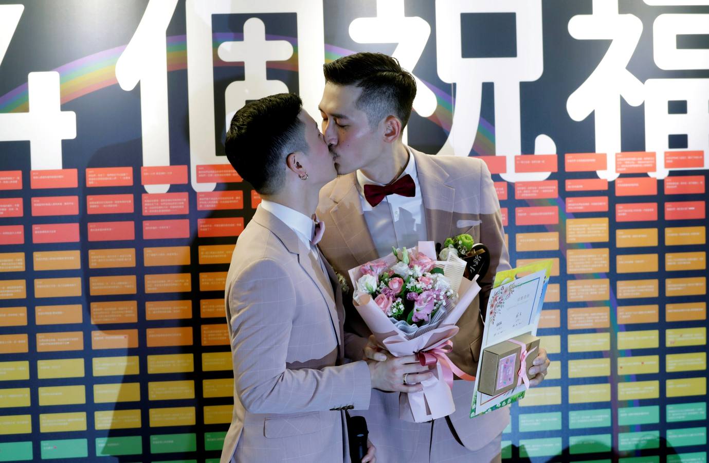 Cientos de parejas se casan durante el primer día del registro civil para matrimonios del mismo sexo en Taipei (Taiwán). Taiwán se convirtió en el primer país asiático en legalizar el matrimonio entre personas del mismo sexo. 