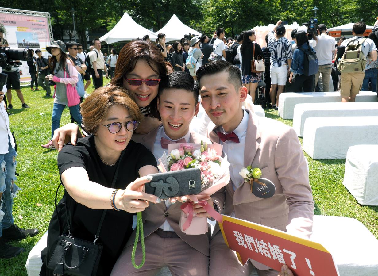 Cientos de parejas se casan durante el primer día del registro civil para matrimonios del mismo sexo en Taipei (Taiwán). Taiwán se convirtió en el primer país asiático en legalizar el matrimonio entre personas del mismo sexo. 