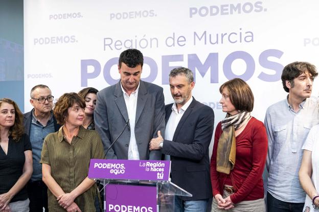 En el centro, María Giménez (diputada electa), Ginés Ruiz Maciá (edil en Murcia) y Urralburu, desolados, comentan los resultados. 