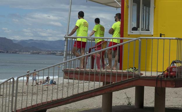 Tres socorristas vigilan la Playa de San Ginés de La Azohía, durante el pasado fin de semana. 