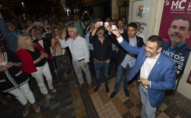 Brindis de López, con otros miembros de su candidatura, en presencia de Enrique Pérez Abellán. 