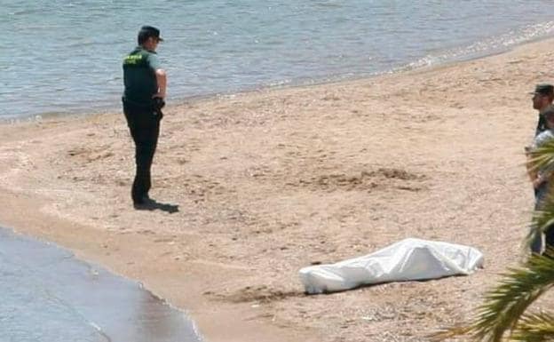 El cuerpo de la mujer, cubierto por una sábana en la zona donde ha sido encontrada este lunes. 