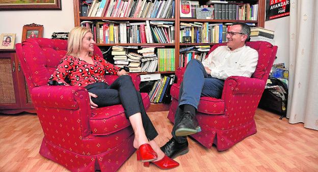 Diego Conesa, ayer por la tarde, junto a su esposa Lali en la biblioteca del domicilio conyugal en Alhama de Murcia. 