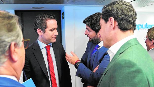 Fernando López Miras charla con Teodoro García Egea en presencia del líder del PP andaluz, Juan Manuel Moreno, poco antes de la celebración del Comité Ejecutivo Nacional, ayer. 