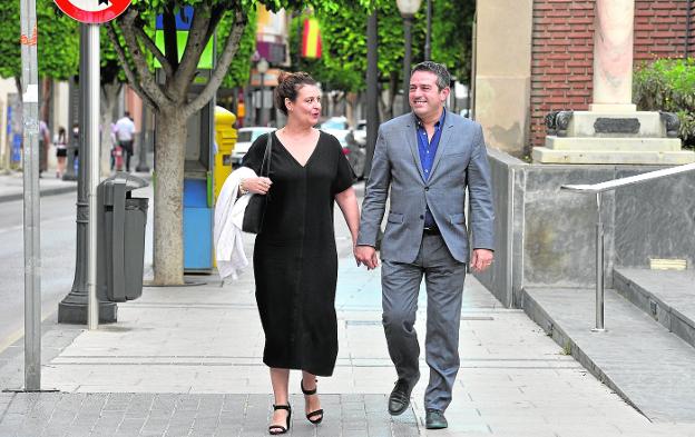 Joaquín Buendía y su esposa, Carmen María Zamora, pasean de la mano por la plaza del Ayuntamiento, ayer por la tarde. 