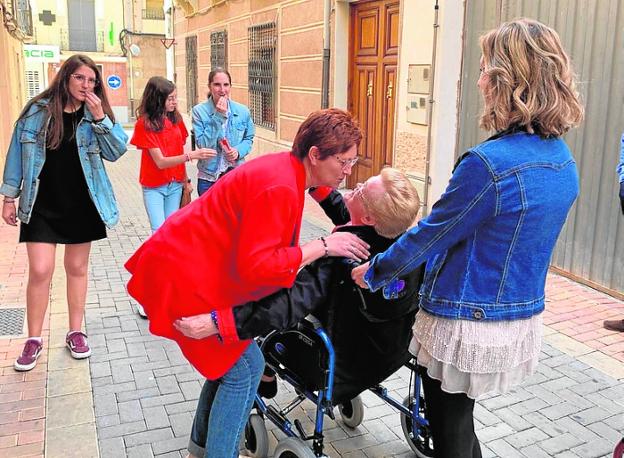 La alcaldesa Guardiola saluda, ayer, a una vecina. 