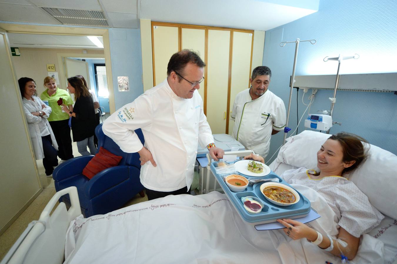 González-Conejero y los alumnos de hostelería de Juan Antonio Pellicer cocinan para los pacientes del Morales y La Arrixaca 