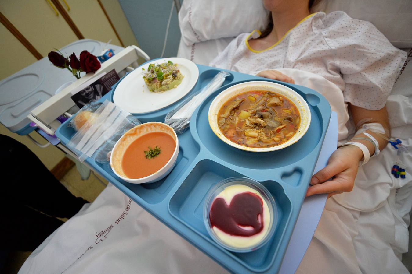 González-Conejero y los alumnos de hostelería de Juan Antonio Pellicer cocinan para los pacientes del Morales y La Arrixaca 