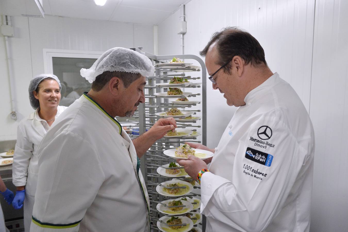 González-Conejero y los alumnos de hostelería de Juan Antonio Pellicer cocinan para los pacientes del Morales y La Arrixaca 