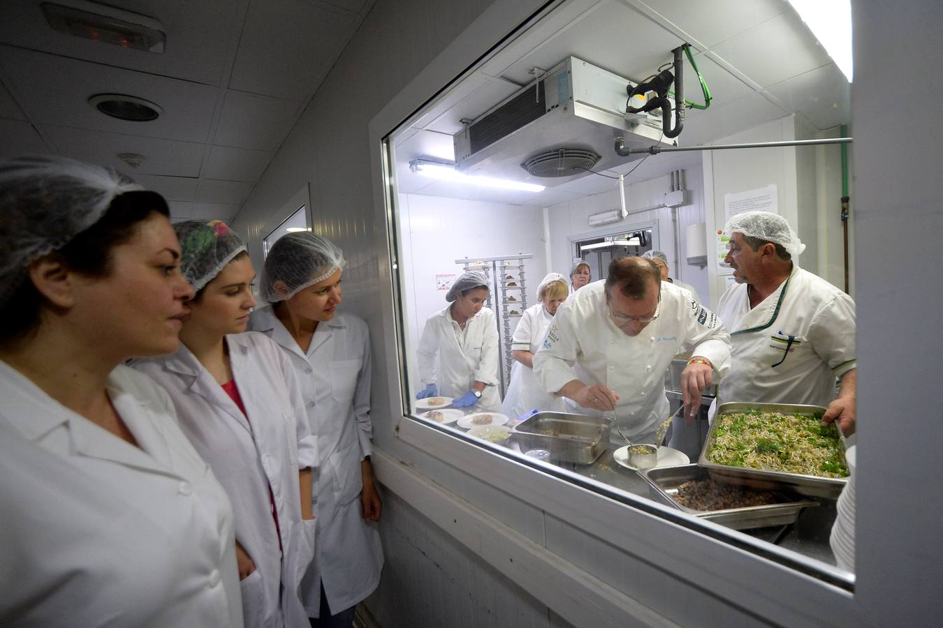 González-Conejero y los alumnos de hostelería de Juan Antonio Pellicer cocinan para los pacientes del Morales y La Arrixaca 