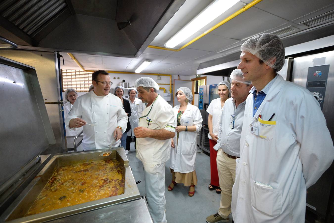 González-Conejero y los alumnos de hostelería de Juan Antonio Pellicer cocinan para los pacientes del Morales y La Arrixaca 
