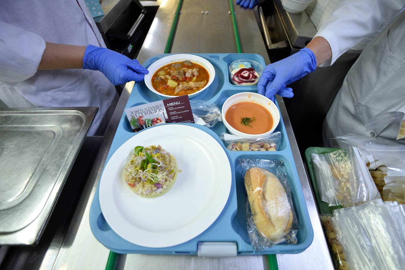 González-Conejero y los alumnos de hostelería de Juan Antonio Pellicer cocinan para los pacientes del Morales y La Arrixaca 