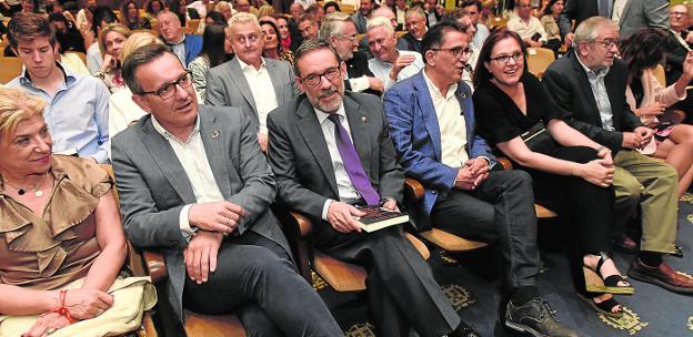 Diego Conesa e Isabel Franco coincidieron ayer en la Cámara de Comercio de Murcia, junto a Gloria Alarcón, Francisco Jiménez, José A. Serrano y Alberto Castillo. 