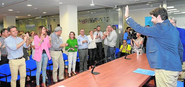 López Miras saluda a los integrantes de la Junta Directiva en la sede de los populares murcianos, en la calle González Adalid. 