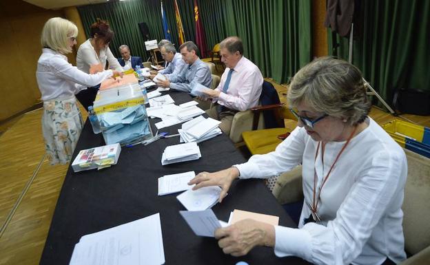 Recuento del voto rogado de las elecciones autónomicas y municipales del 26-M.