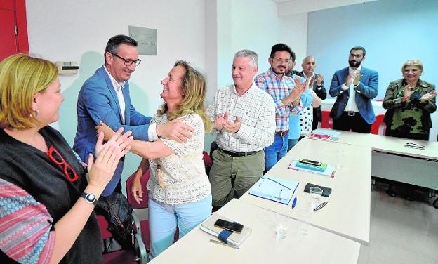 Diego Conesa recibe el aplauso de los suyos al inicio de la reunión de la Comisión Ejecutiva Regional, ayer en la sede del PSOE. 