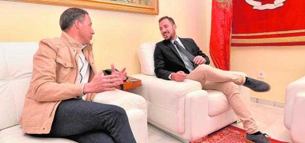 Fulgencio Gil (i) y Francisco Morales, en la sala de protocolo del Ayuntamiento, donde se reunieron ayer. 