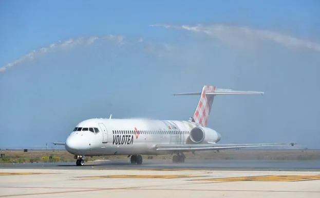 El avión, recibido con un arco de agua a su llegada de Asturias.