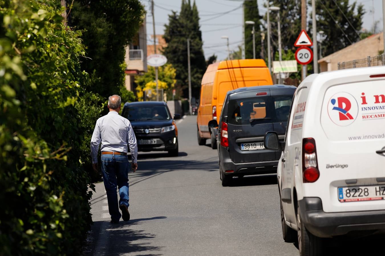 Las 400 familias que viven en el entorno critican que la falta de aceras les expone ante los vehículos.