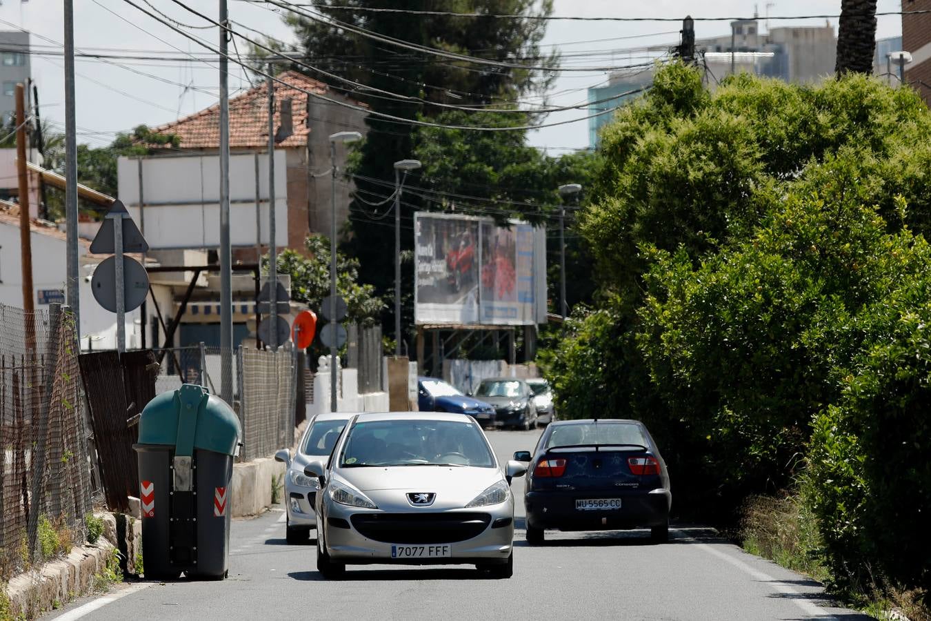 Las 400 familias que viven en el entorno critican que la falta de aceras les expone ante los vehículos.