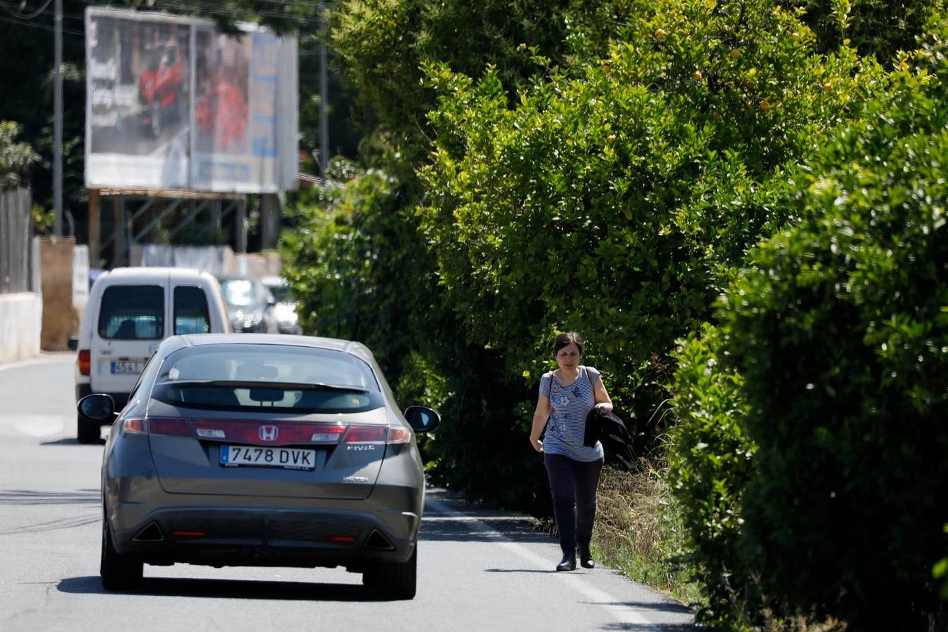 Las 400 familias que viven en el entorno critican que la falta de aceras les expone ante los vehículos.
