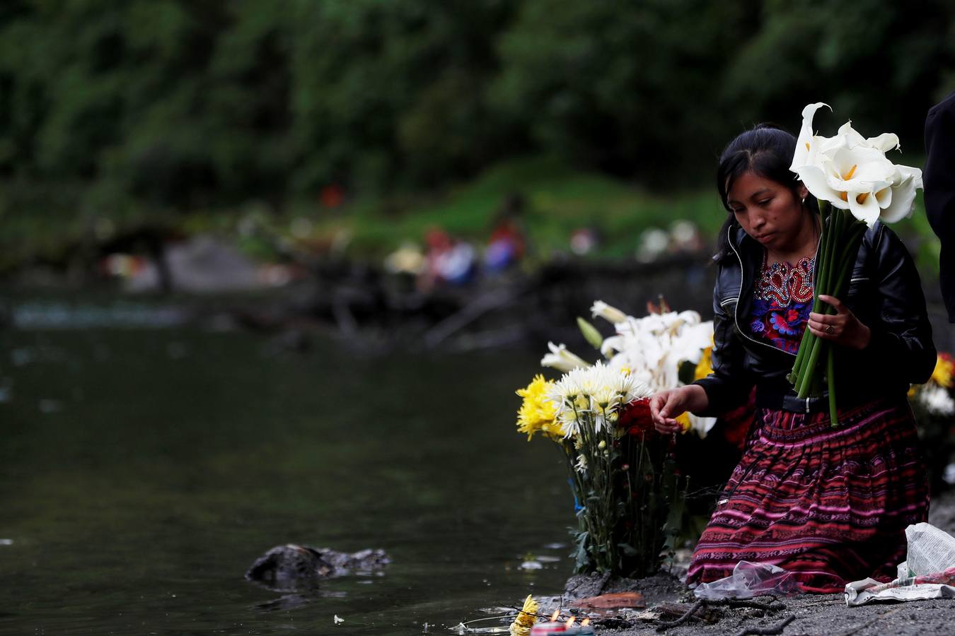 La Laguna de Chicabal, una cuenca sagrada de los mayas color verde esmeralda y rodeada por un bosque de nubes donde se escucha el murmullo del quetzal, es un encuentro espiritual de indígenas: antes del amanecer, centenares de indígenas Mam suben una montaña empinada para llegar al centro del cráter de Chicabal, que desde hace cientos de años se ha convertido en el escenario de la «Rogativa de la lluvia». 