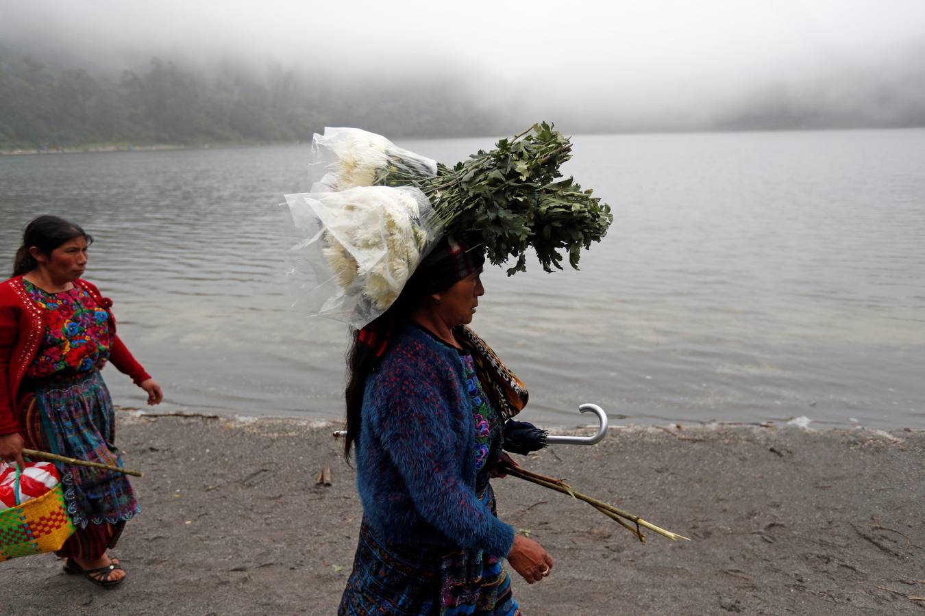 La Laguna de Chicabal, una cuenca sagrada de los mayas color verde esmeralda y rodeada por un bosque de nubes donde se escucha el murmullo del quetzal, es un encuentro espiritual de indígenas: antes del amanecer, centenares de indígenas Mam suben una montaña empinada para llegar al centro del cráter de Chicabal, que desde hace cientos de años se ha convertido en el escenario de la «Rogativa de la lluvia». 