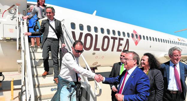 El consejero Valverde y su equipo reciben a los primeros pasajeros de Asturias. Al lado, el cofundador de Volotea, Lázaro Ros. 