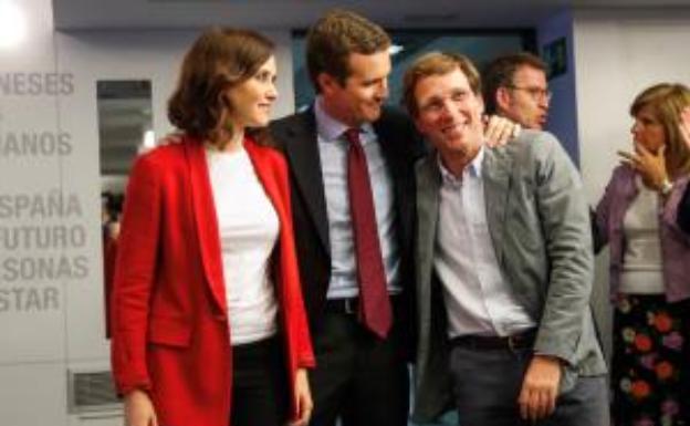 Casado, junto a sus candidatos madrileños, el día después de las elecciones del 26 de mayo. 