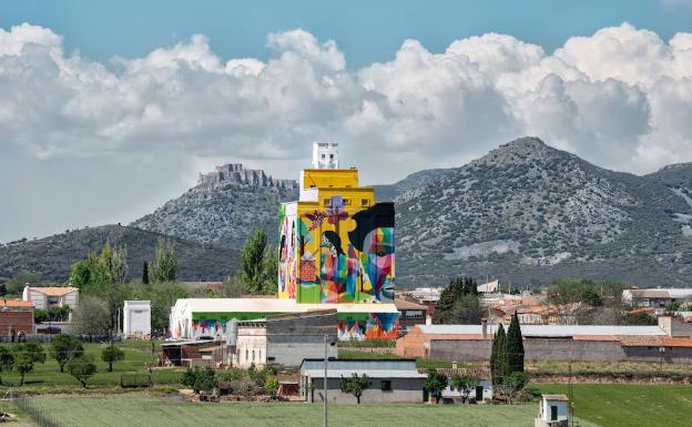 Silo transformado por el artista urbano Okuda San Miguel en Calzada de Calatrava, el pueblo de Pedro Almodóvar, en Ciudad Real.