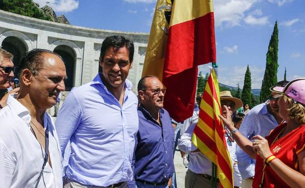 Luis Alfonso de Borbón (2º izda) en el acto celebrado en julio de 2018 en el Valle de los Caídos para protestar contra la intención de exhumar los restos de Franco.