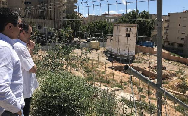 Los concejales de Movimiento Ciudadano José López y Jesús Giménez observan una zona de obras sin acabar, en Cartagena.