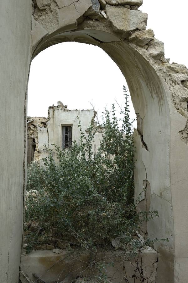 La aldea de Aledo sucumbe al paso del tiempo, devorada por el olvido y la vegetación.