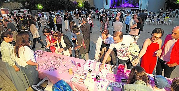 Fiesta solidaria contra el cáncer de mama, anoche, en el Murcia Parque. 