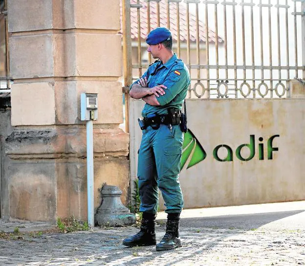 Un guardia civil vigila una sede de Adif durante una operación contra la corrupción. 