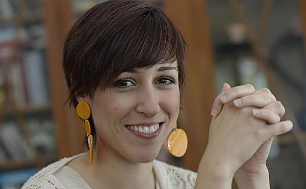 La compositora Alicia Morote, ayer, en el interior de El Rincón de Momo, en Murcia. 