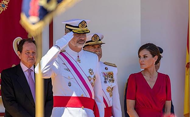 Los reyes Felipe y Letizia presiden en Sevilla el desfile del Día de las Fuerzas Armadas.