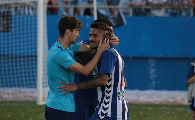 Los jugadores del Lorca FC se lamentan tras la derrota.