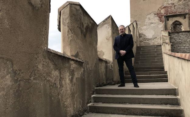 El escritor escocés Russell Craig en el castillo de Hrad Orlu, cerca de Praga 