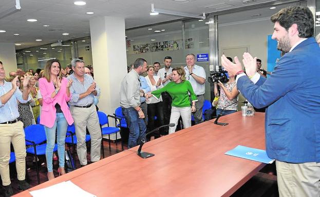 López Miras, de espaldas, aplaude en la reunión de la Junta Directiva del PP del martes.