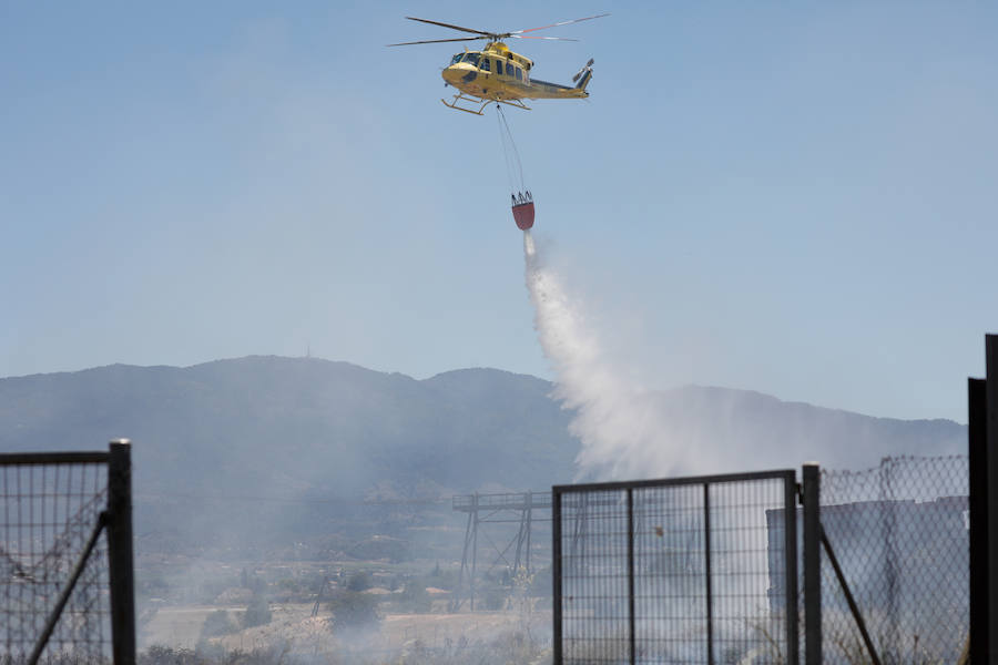 Bomberos del Ayuntamiento de Murcia y un helicóptero de emergencias acudieron al lugar del suceso para tratar de extinguir las llamas