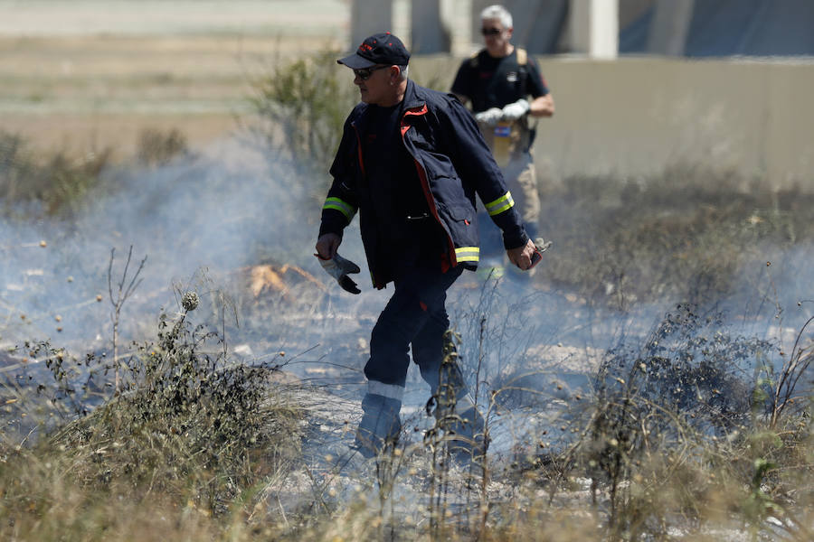 Bomberos del Ayuntamiento de Murcia y un helicóptero de emergencias acudieron al lugar del suceso para tratar de extinguir las llamas