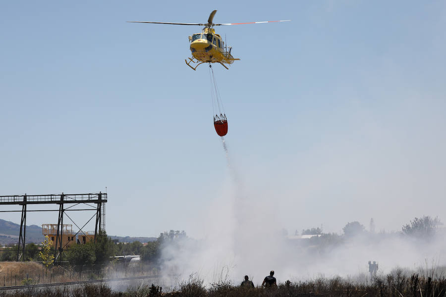 Bomberos del Ayuntamiento de Murcia y un helicóptero de emergencias acudieron al lugar del suceso para tratar de extinguir las llamas