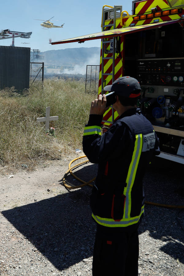 Bomberos del Ayuntamiento de Murcia y un helicóptero de emergencias acudieron al lugar del suceso para tratar de extinguir las llamas
