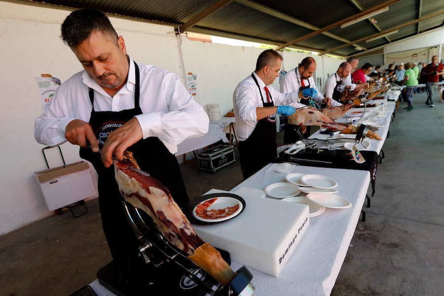 En torno a 700 personas se dieron cita este domingo en Zarandona para participar en el III Encuentro Benéfico de Cortadores de Jamón, organizado por la junta local de la AECC