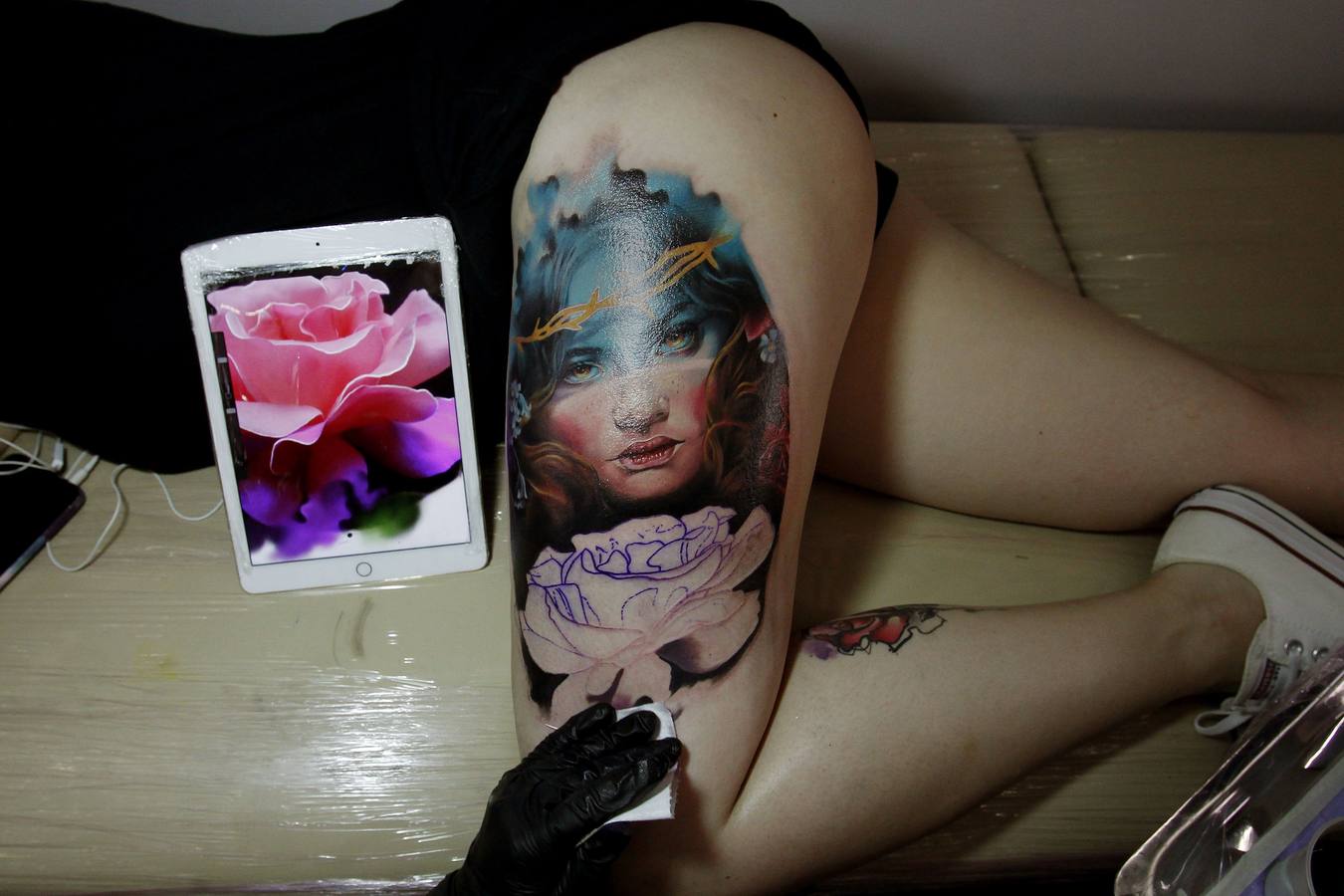 Tatuajes de todos los tamaños y colores se dibujaron sobre la piel de los asistentes a la décima edición de Expotatuaje en Medellín (Colombia).