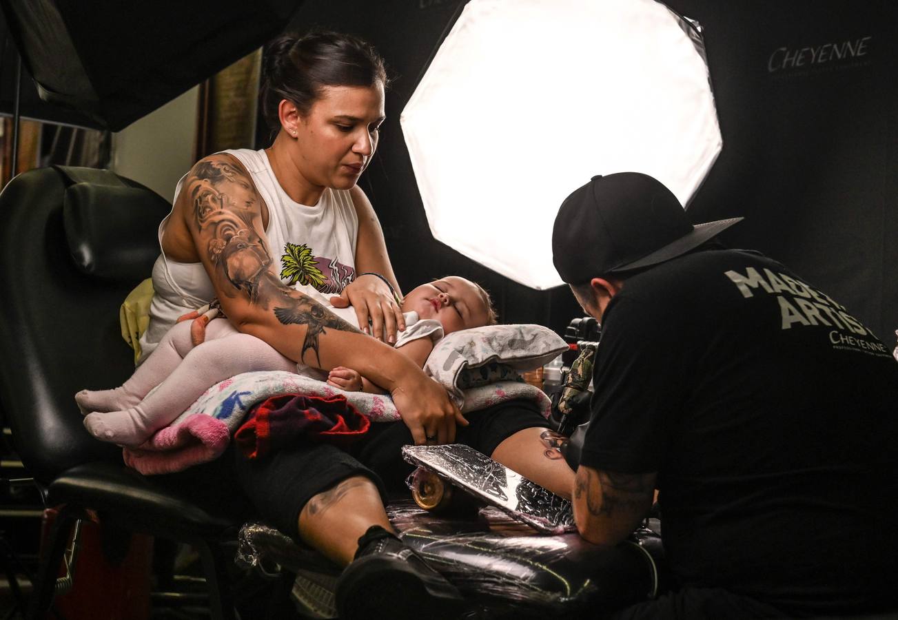 Tatuajes de todos los tamaños y colores se dibujaron sobre la piel de los asistentes a la décima edición de Expotatuaje en Medellín (Colombia).