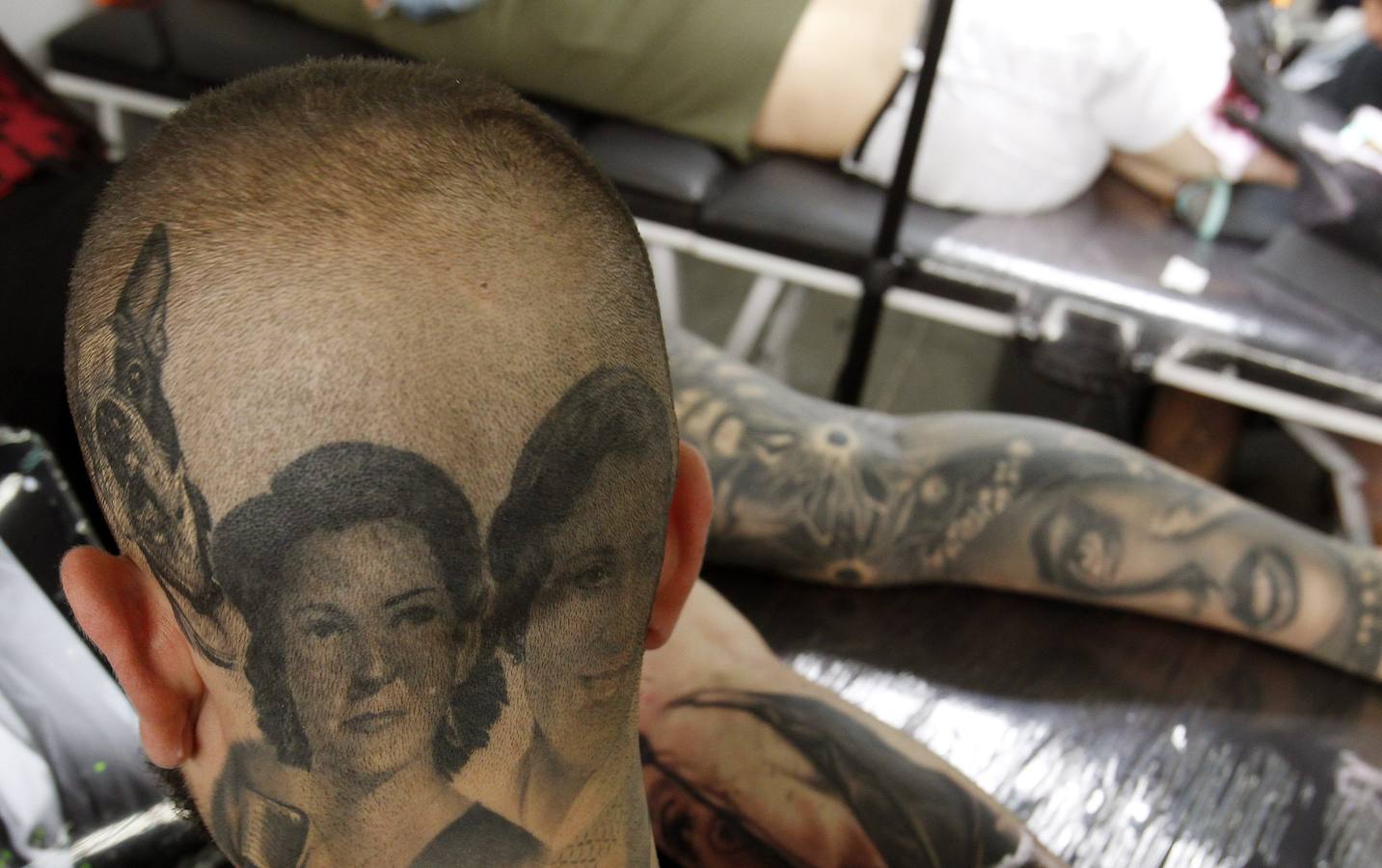 Tatuajes de todos los tamaños y colores se dibujaron sobre la piel de los asistentes a la décima edición de Expotatuaje en Medellín (Colombia).