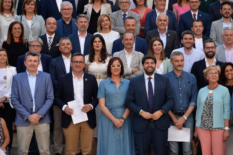 Pascual Salvador, Diego Conesa, Isabel Franco, Fernando López Miras y Óscar Urralburu, tras recoger su acta de diputados este martes.